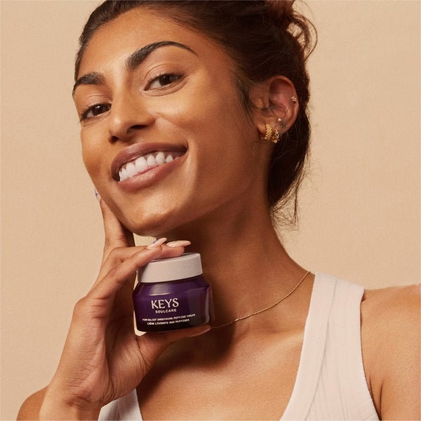 Model with Firm Belief Smoothing Peptide Cream